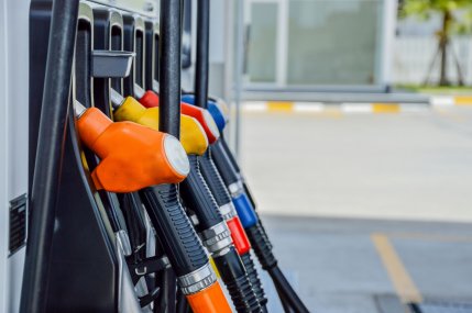 Amenzi de peste 1 milion de lei, pentru benzinăriile care au scumpit nejustificat carburanţii