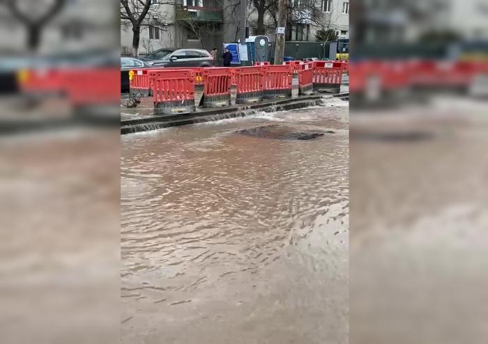 Inundaţie de proporţii în cartierul bucureştean Militari: şosea transformată în râu