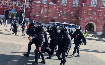 Protestatar, luat pe sus de forţele de ordine