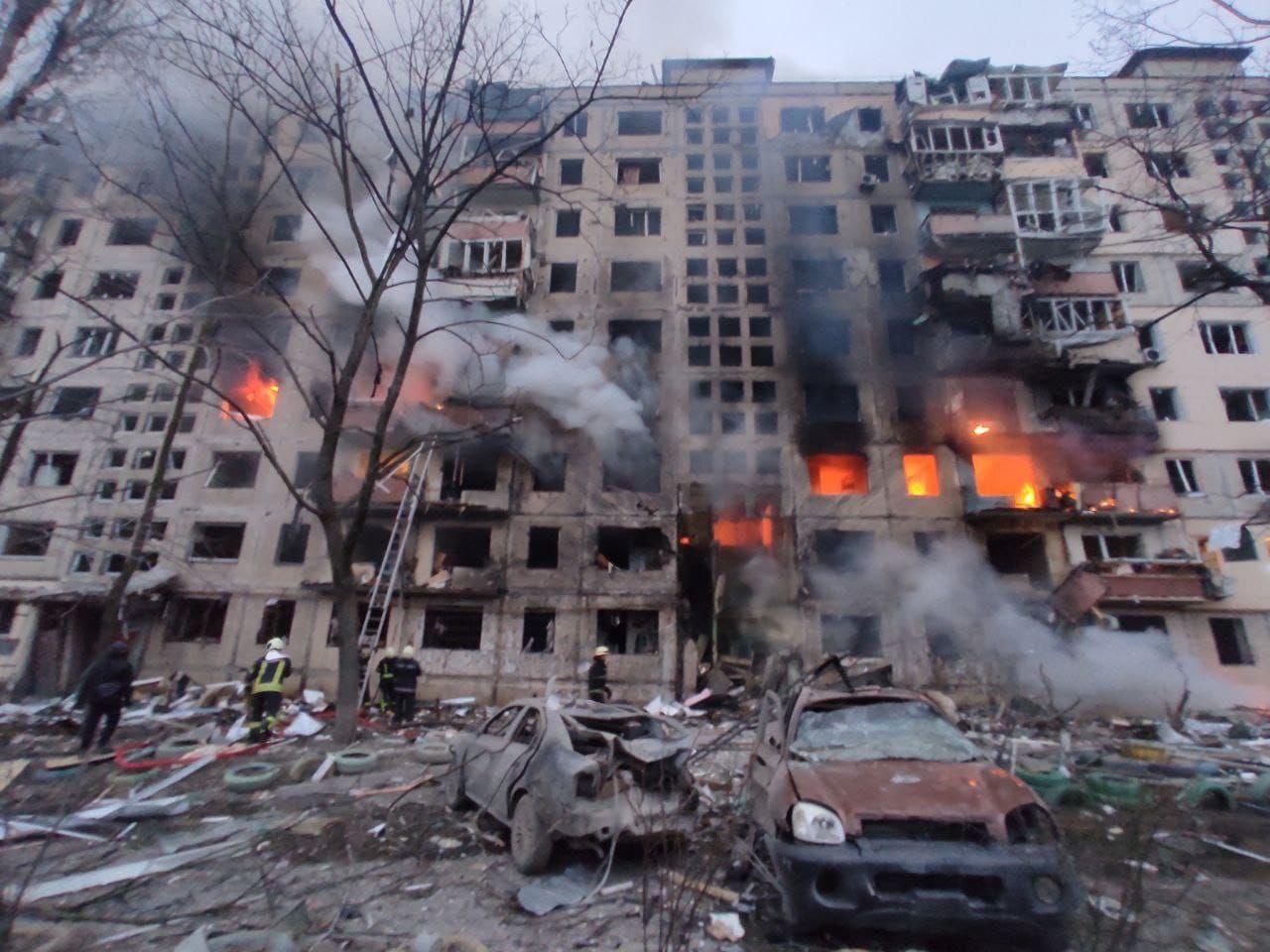 Un obuz rusesc a lovit o clădire cu nouă etaje din Kiev