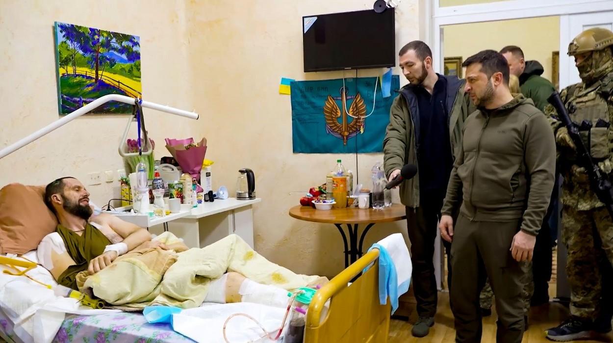 Președintele Volodimir Zelensky vizitează militari ucraineni răniţi la un spital militar