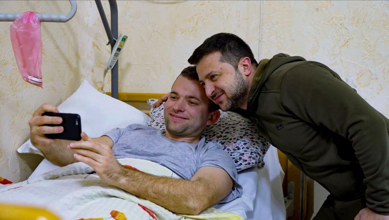 Președintele Volodimir Zelensky vizitează militari ucraineni răniţi la un spital militar