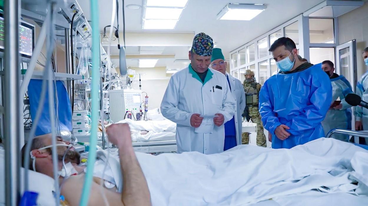 Președintele Volodimir Zelensky vizitează militari ucraineni răniţi la un spital militar