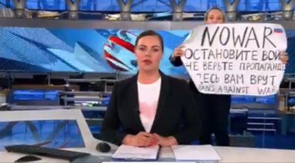 O femeie a apărut cu un mesaj anti-război la un post TV din Rusia. A fost arestată la scurt timp după ce a ieşit din studio - VIDEO