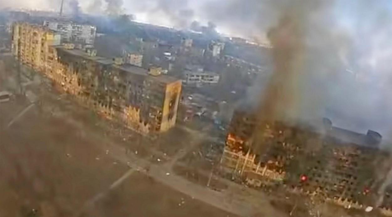 Rusia a bombardat un teatru în care se adăposteau civili