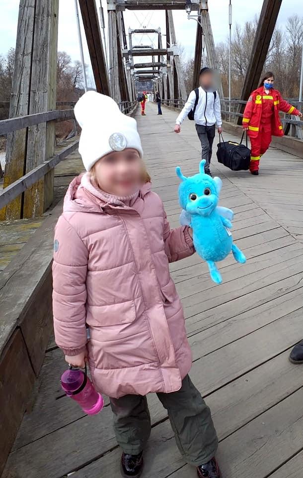 Jucării de pluș pe podul istoric din Sighetu Marmației