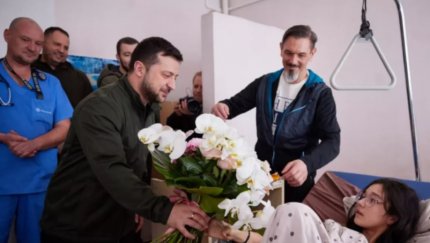 Povestea impresionantă a Katiei, tânăra care a încasat 12 gloanţe, după ce a sărit în faţa mitralierelor pentru a-şi salva frăţiorul. Zelenski a vizitat-o la spital