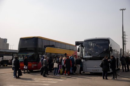 Imediat după ce a coborât din autocar, femeia a murit. Copleşiţi de durere cei doi copii au început să ţipe şi să plângă