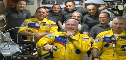 Astronauţii ruşi care au ajuns pe SSI au purtat costume galbene, cu inserţii albastre. Reacţia Roscosmos: "E o nebunie să vezi steagul Ucrainei în toate"