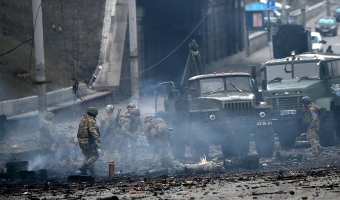 Război Rusia - Ucraina, ziua 7. Continuă bombardamentele în Ucraina, în timp ce uriașul convoi de blindate rusești se apropie de Kiev