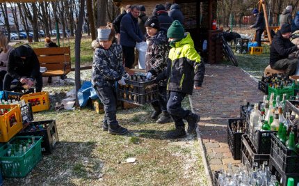 Copii din Ucraina care fac cocktailuri Molotov