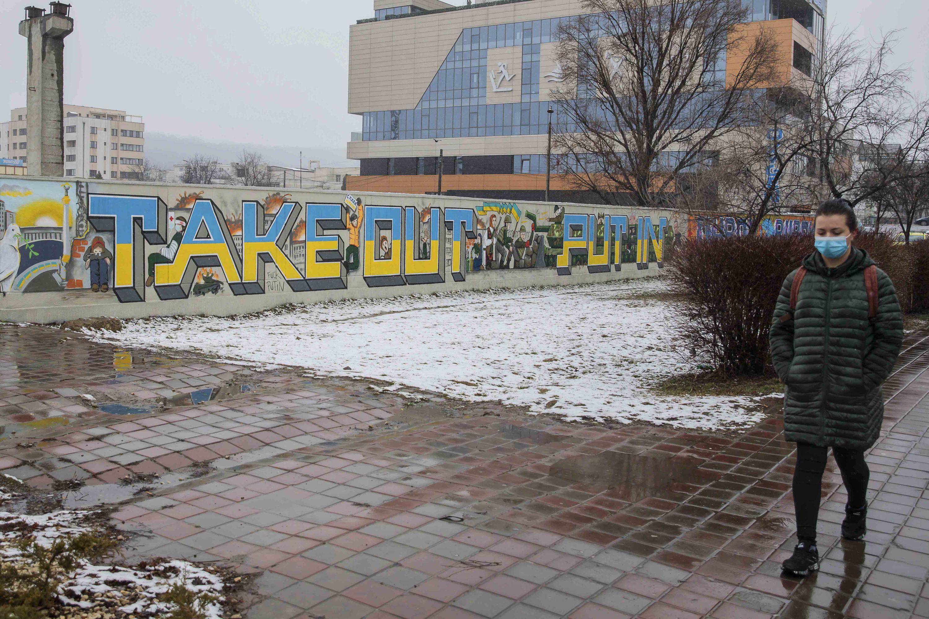 Pictura murala cu mesaj indreptat impotriva liderului rus, Vladimir Putin, realizata pe un zid din apropierea Spitalului de Recuperare Iasi, de artistii ieşeni “HarceaPacea”, Burok si Vladude, 2 martie 2022