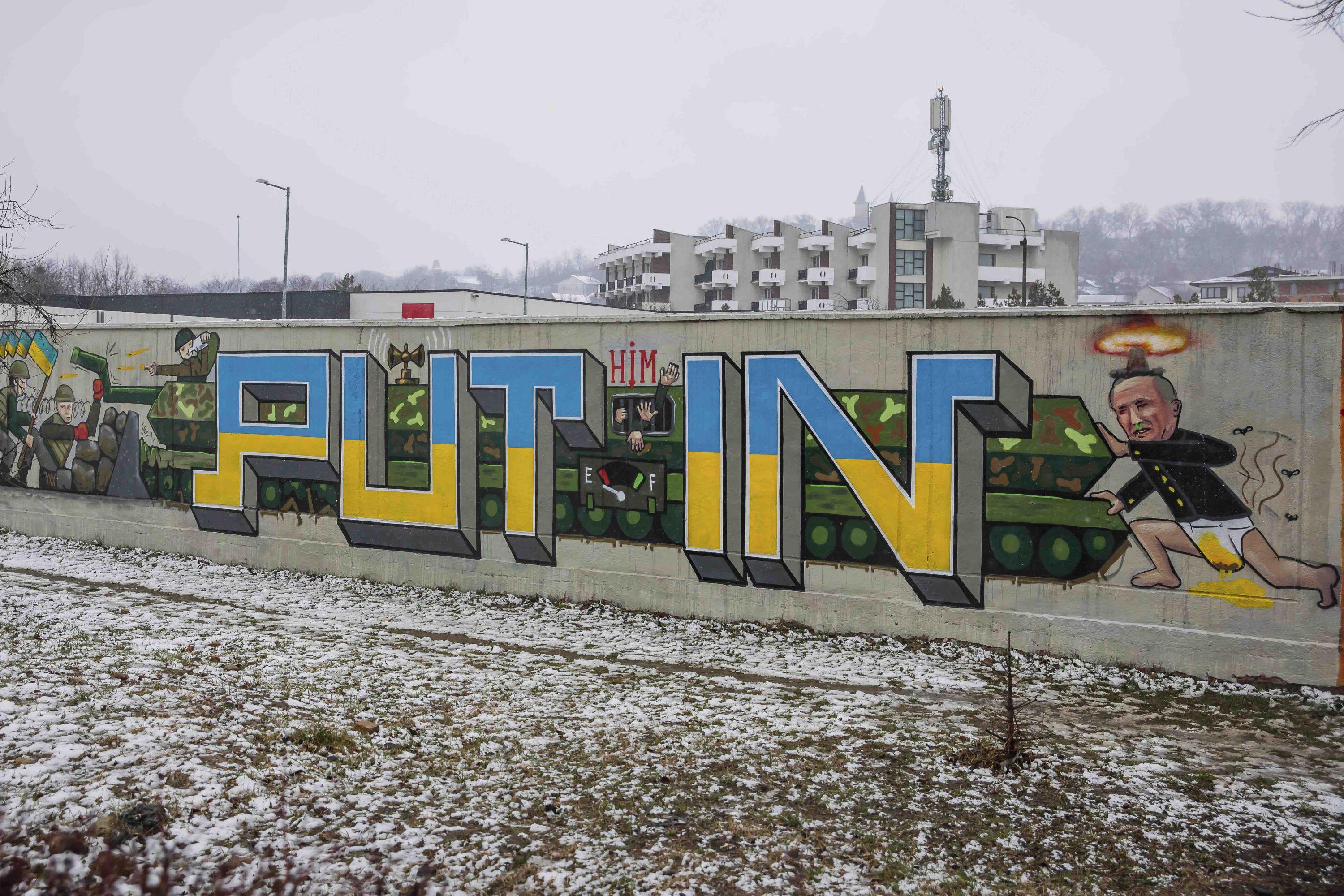 Pictura murala cu mesaj indreptat impotriva liderului rus, Vladimir Putin, realizata pe un zid din apropierea Spitalului de Recuperare Iasi, de artistii ieşeni “HarceaPacea”, Burok si Vladude, 2 martie 2022