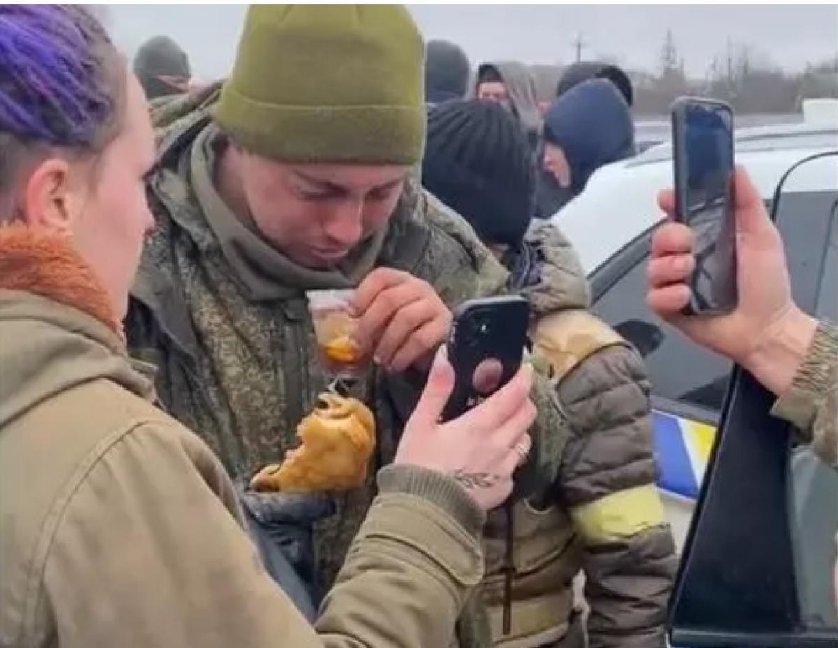 Un soldat rus care s-ar fi predat ucrainenilor a izbucnit în lacrimi după ce a fost hrănit de localnici şi lăsat să-şi sune familia - VIDEO Un soldat rus care s-ar fi predat ucrainenilor a izbucnit în lacrimi după ce a fost hrănit de localnici şi lăsat să-şi sune familia - VIDEO
