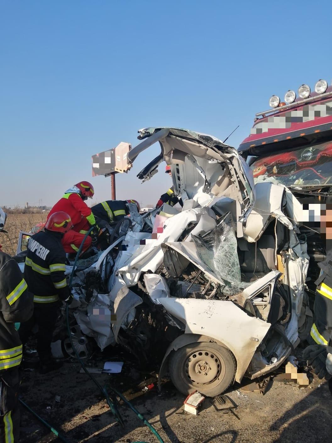 Accident înfiorător cu doi șoferi morți, pe A1 București-Pitești. Mașinile lor au fost strivite între două TIR-uri