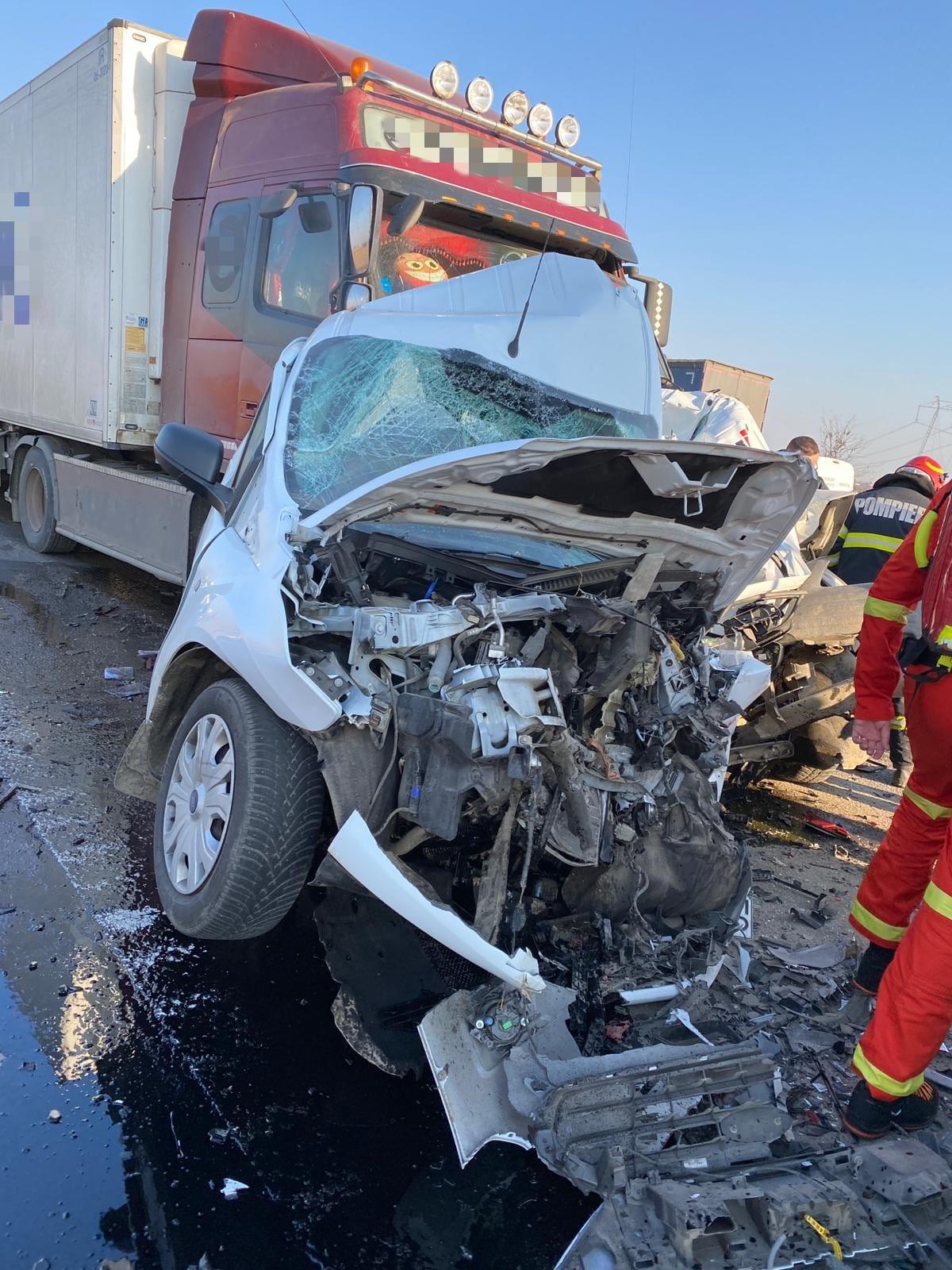 Accident înfiorător cu doi șoferi morți, pe A1 București-Pitești. Mașinile lor au fost strivite între două TIR-uri