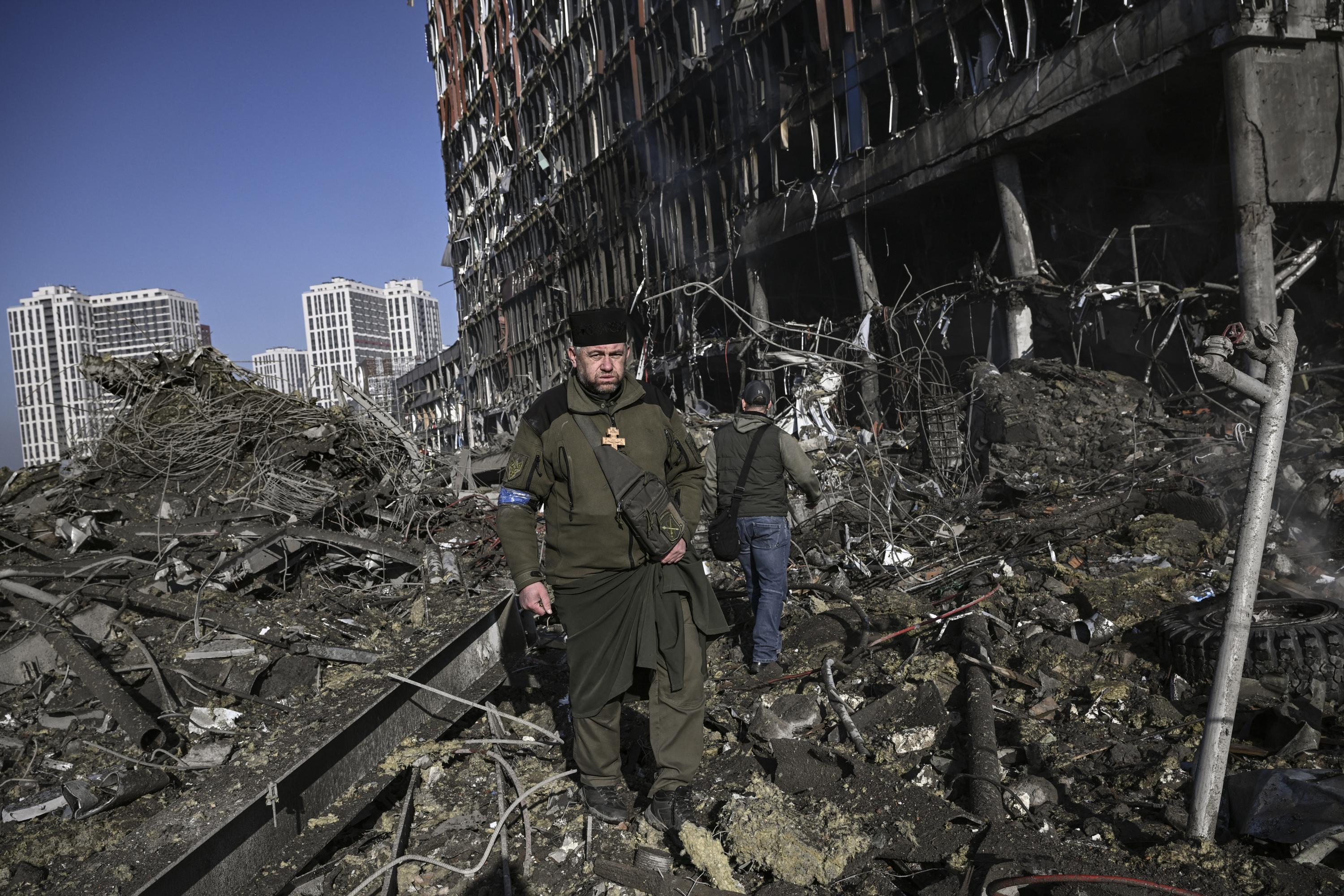 Explozie enormă şi un nor în formă de ciupercă. Un mall de 10 etaje din Kiev a fost pulverizat, cel puţin 8 morţi. VIDEO