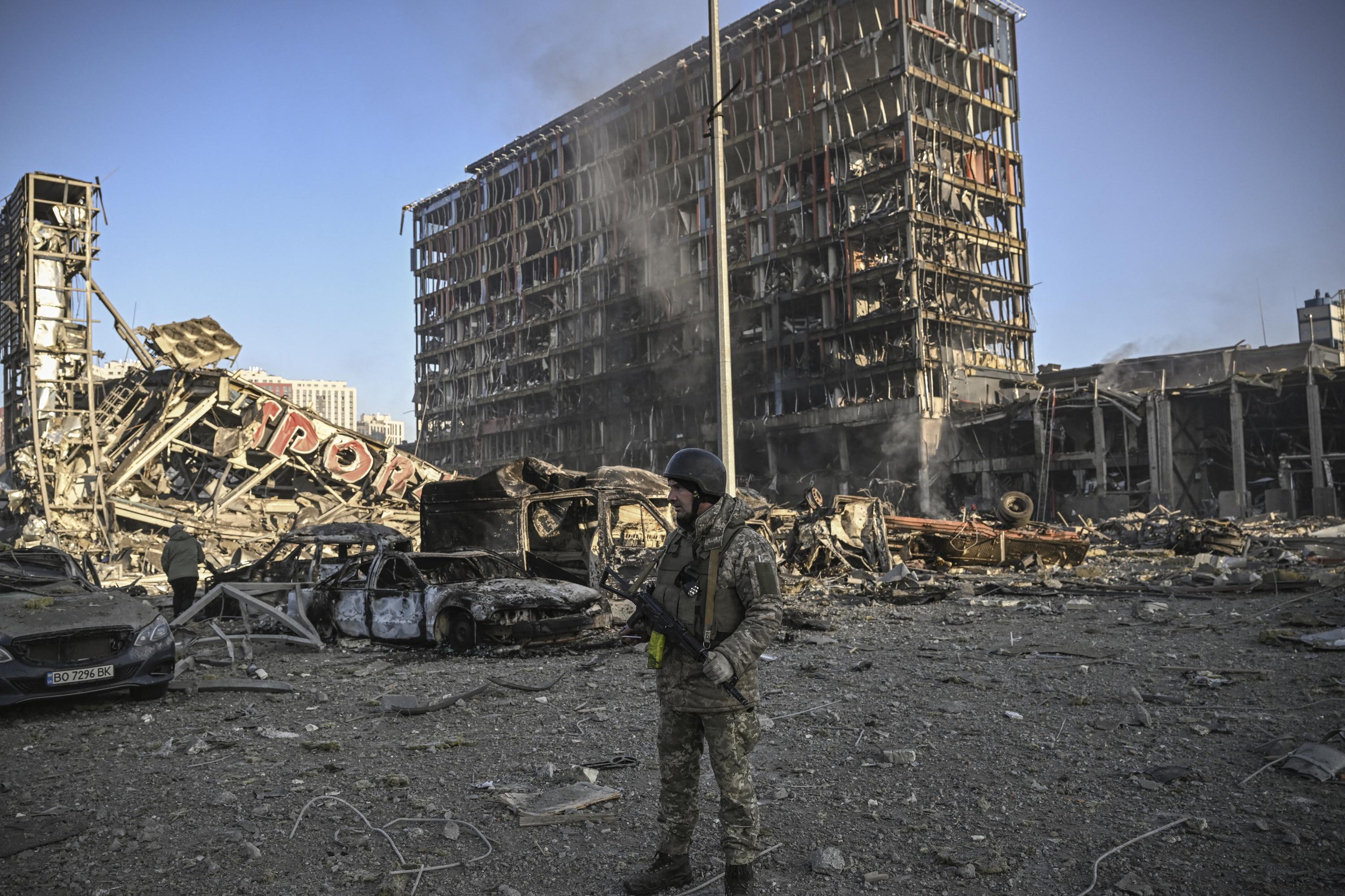 Explozie enormă şi un nor în formă de ciupercă. Un mall de 10 etaje din Kiev a fost pulverizat, cel puţin 8 morţi. VIDEO