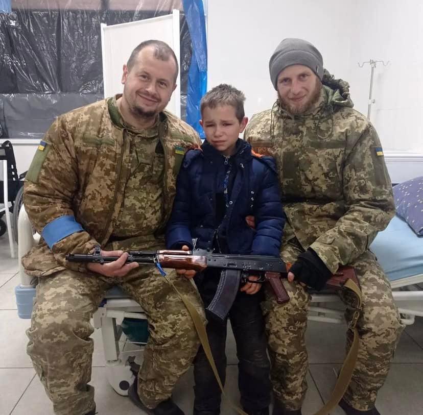 Fotografii cu băiatul de 11 ani şi soldaţii