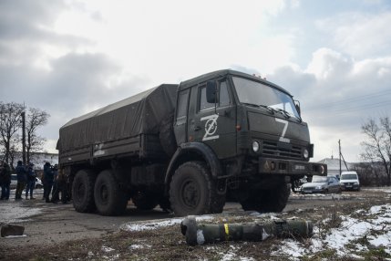 camion militar rus în Donețk, lângă un sistem de rachetă Javelin