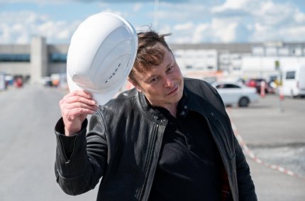 Elon Musk a inaugurat prima fabrică Tesla din Europa. Miliardarul a predat personal primele maşini model Y clienţilor