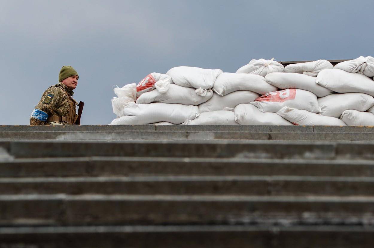 Kievul anunţă că trece la contraatac împotriva ruşilor. Rusia aduce în Ucraina trupe din Georgia, ca întăriri