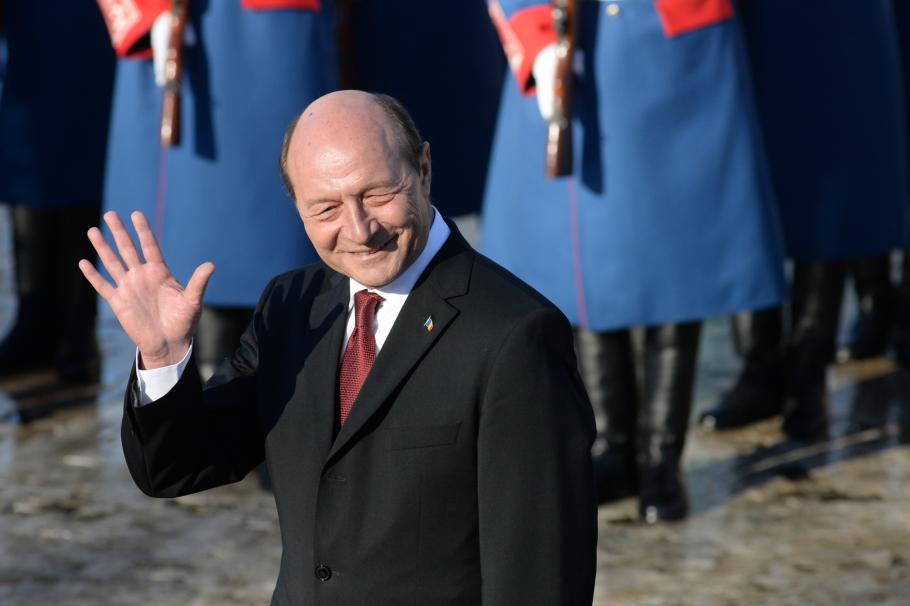Traian Băsescu, somat să părăsească vila de protocol, după ce a fost declarat definitiv colaborator al Securităţii Traian Băsescu face cu mâna la o ceremonie de predare a funcţiei de preşedinte către Klaus Iohannis