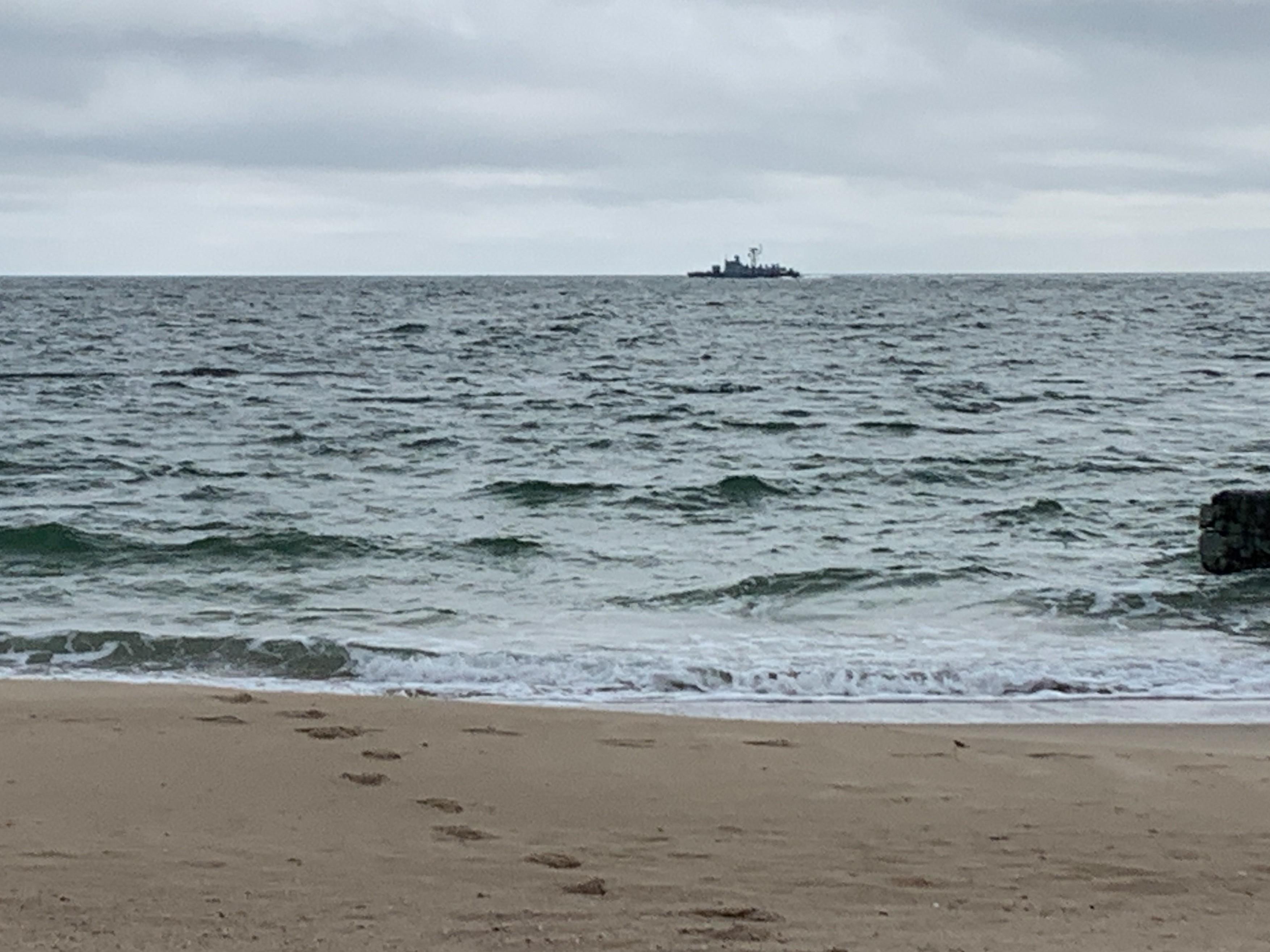 Mai multe nave ruseşti pregătite să atace Odessa din Marea Neagră. Reporterul Observator Laurenţiu Rădulescu: Există un singur culoar de ieşire din port
