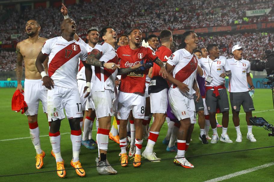 Cupa Mondială din Qatar 2022. 27 de echipe naţionale şi-au asigurat calificarea la turneul final Jucătorii peruviani sărbătoresc calificarea la Cupa Mondială din Qatar după meciul cu Paraguay din calificări