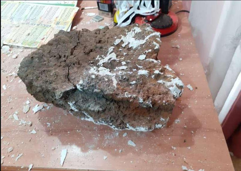 Pietroiul de 50 de kg care a căzut pe acoperișul unei case din Hunedoara este o bucată de zgură. Anunțul ISU