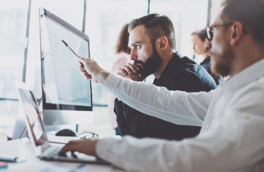 Cât câştigă un Senior Project Manager în băncile din România. 62% dintre angajaţi nu depăşesc 4.000 de lei net pe lună Bărbaţi angajaţi ai unei bănci privesc grafice pe un monitor