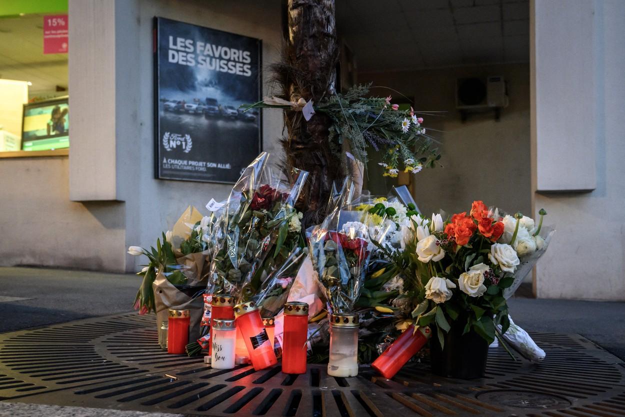 Altar de flori şi lumânări pentru familia de francezi care s-a aruncat de la etajul 7