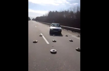 VIDEO. Cum se strecoară ucrainenii pe şoselele printre mine pe o şosea din apropierea Kievului