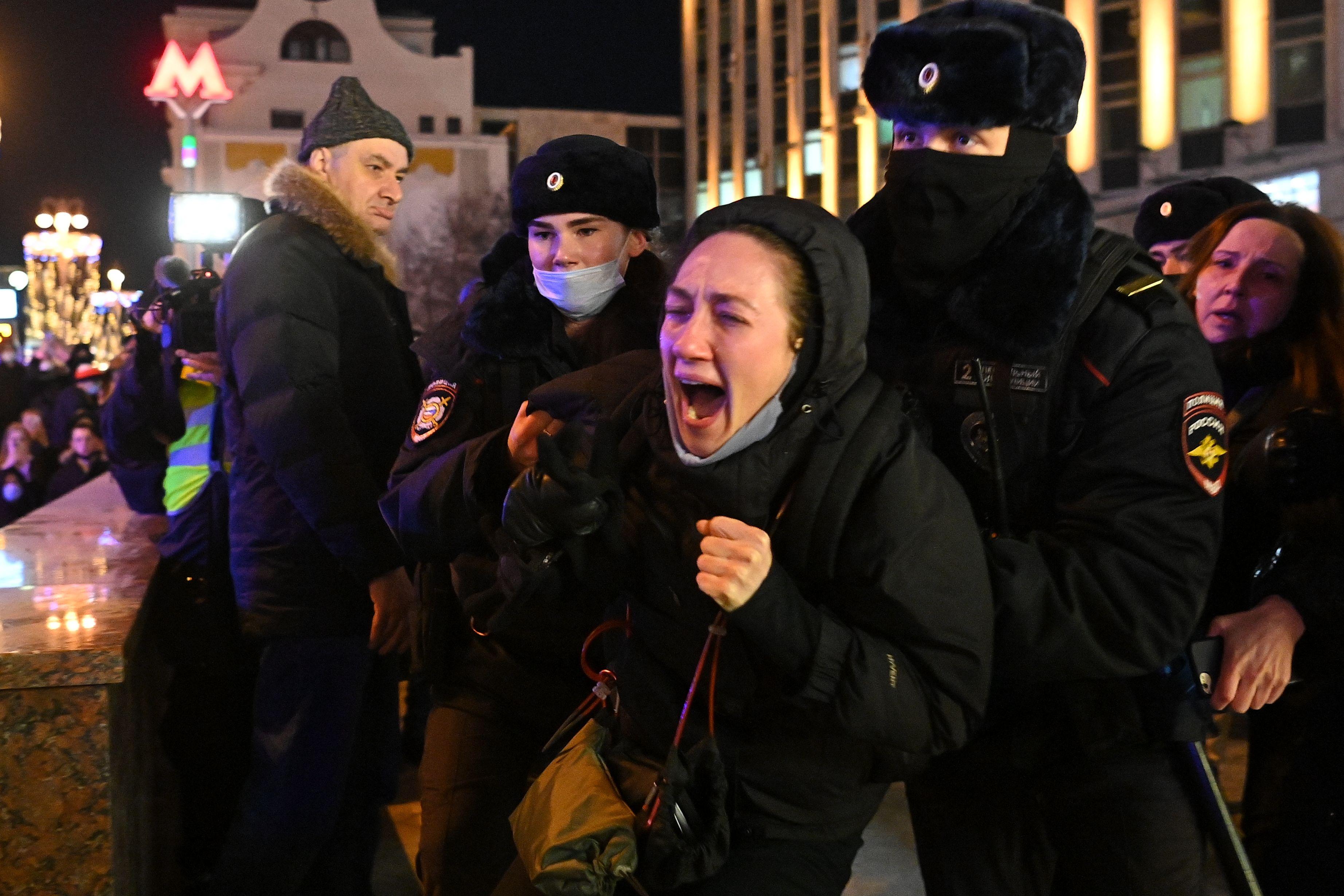 15 ani de închisoare pentru rușii care dau ”știri false” despre război. Protestatarii anti-război de toate vârstele sunt arestaţi