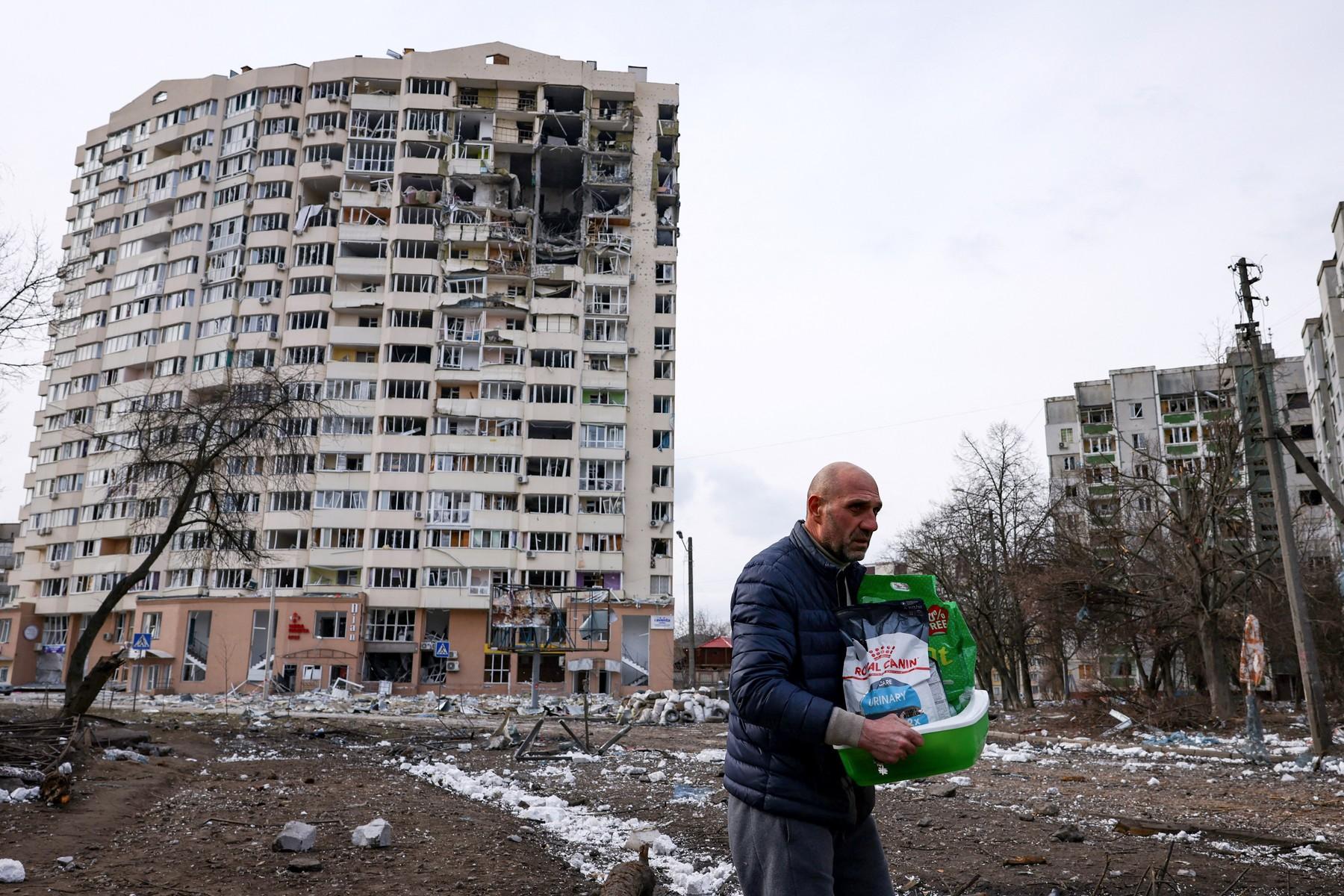 ”De ce ne bombardează?” 47 de morți în Cernihiv, un cartier întreg a fost distrus. Rușii au bombardat ca în Cecenia și Siria