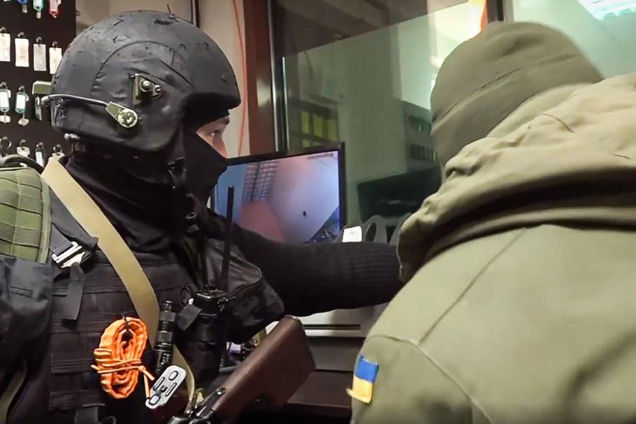 Reacţia conducerii centralei nucleare din Zaporojie: "Lucrăm sub ameninţarea armelor invadatorilor" Reacţia conducerii centralei nucleare din Zaporojie: "Lucrăm sub ameninţarea armelor invadatorilor"