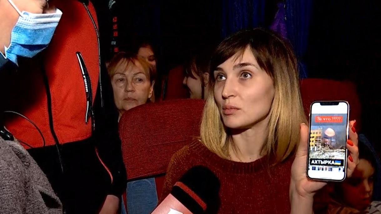 Dramele ucrainenilor fugiţi din calea războiului. Yulia povesteşte, cu lacrimi în ochi, cum o bombă a ucis pe loc 70 de oameni