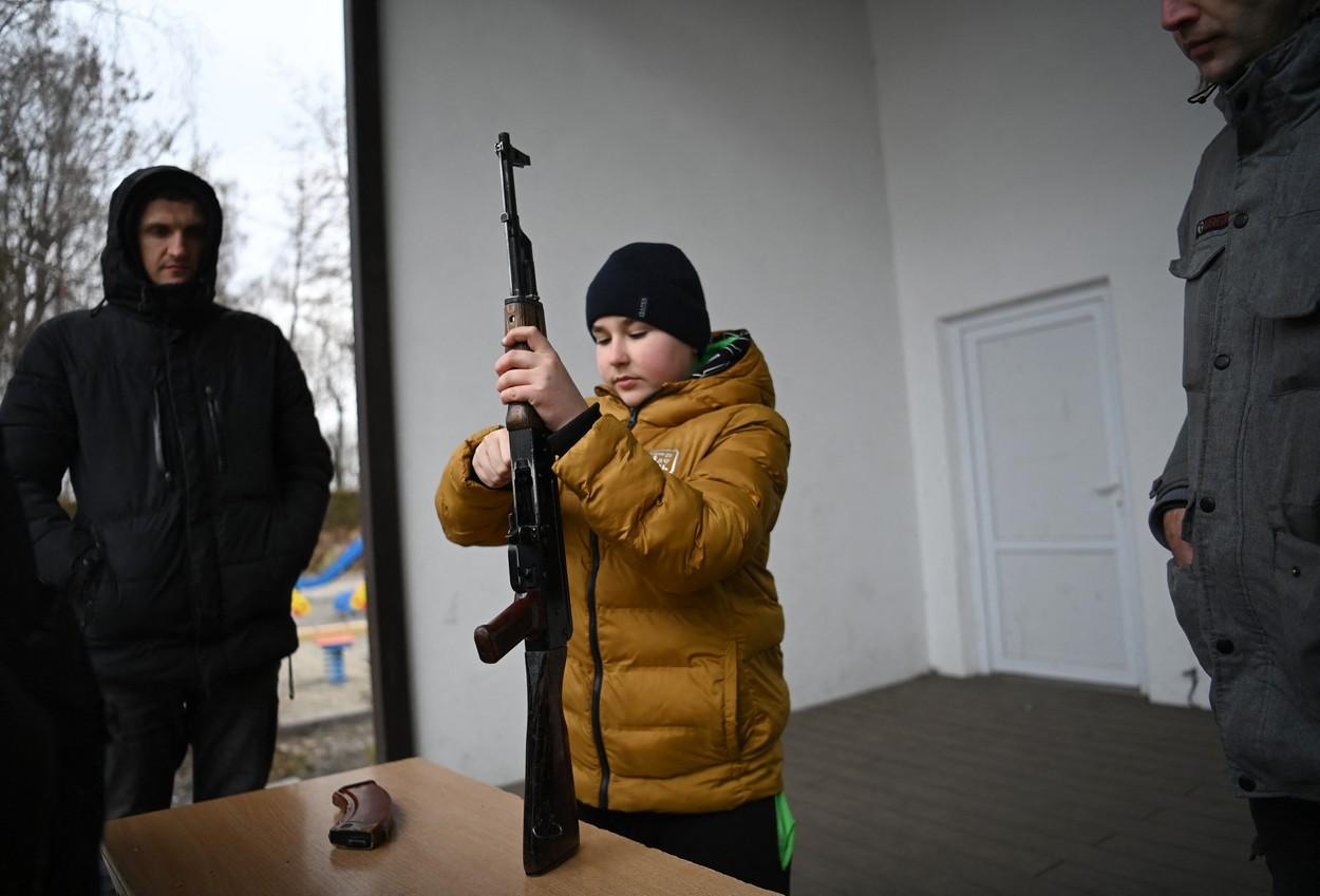 Civilii ucraineni învaaţă să folosescă armele