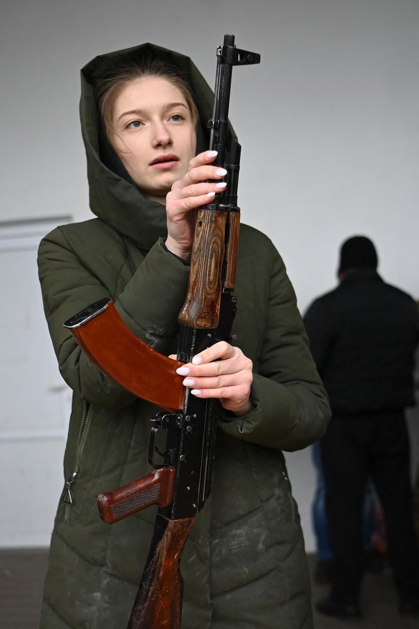 Civilii ucraineni învaaţă să folosescă armele