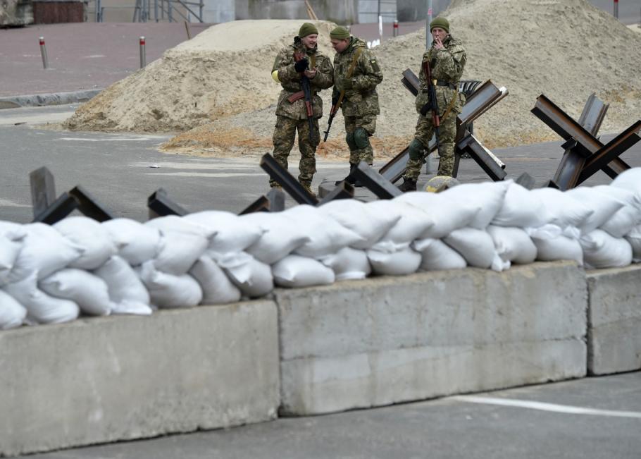 Război Rusia-Ucraina. Kievul îşi fortifică apărarea, în timp ce bombardamente au avut loc în zone din apropiere Război Rusia-Ucraina. Kievul îşi fortifică apărarea, în timp ce bombardamente au avut loc în zone din apropiere