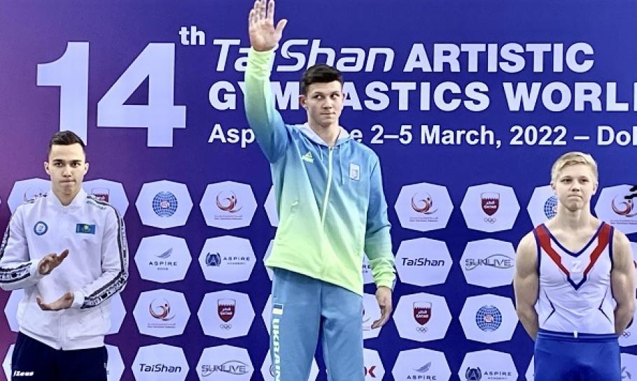 Un gimnast rus a purtat litera Z pe piept la ceremonia de premiere de la Cupa Mondială. Lângă el pe podium se afla un sportiv din Ucraina Un gimnast rus a purtat litera Z pe piept la ceremonia de premiere de la Cupa Mondială. Lângă el pe podium se afla un sportiv din Ucraina