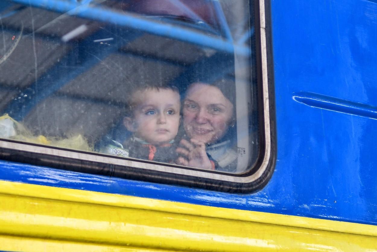 Mii de refugiaţi fug de războiul din Ucraina