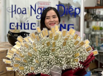 Un vietnamez a dăruit de Ziua Femeii un buchet de "flori din aur" în valoare de peste 300.000 de dolari