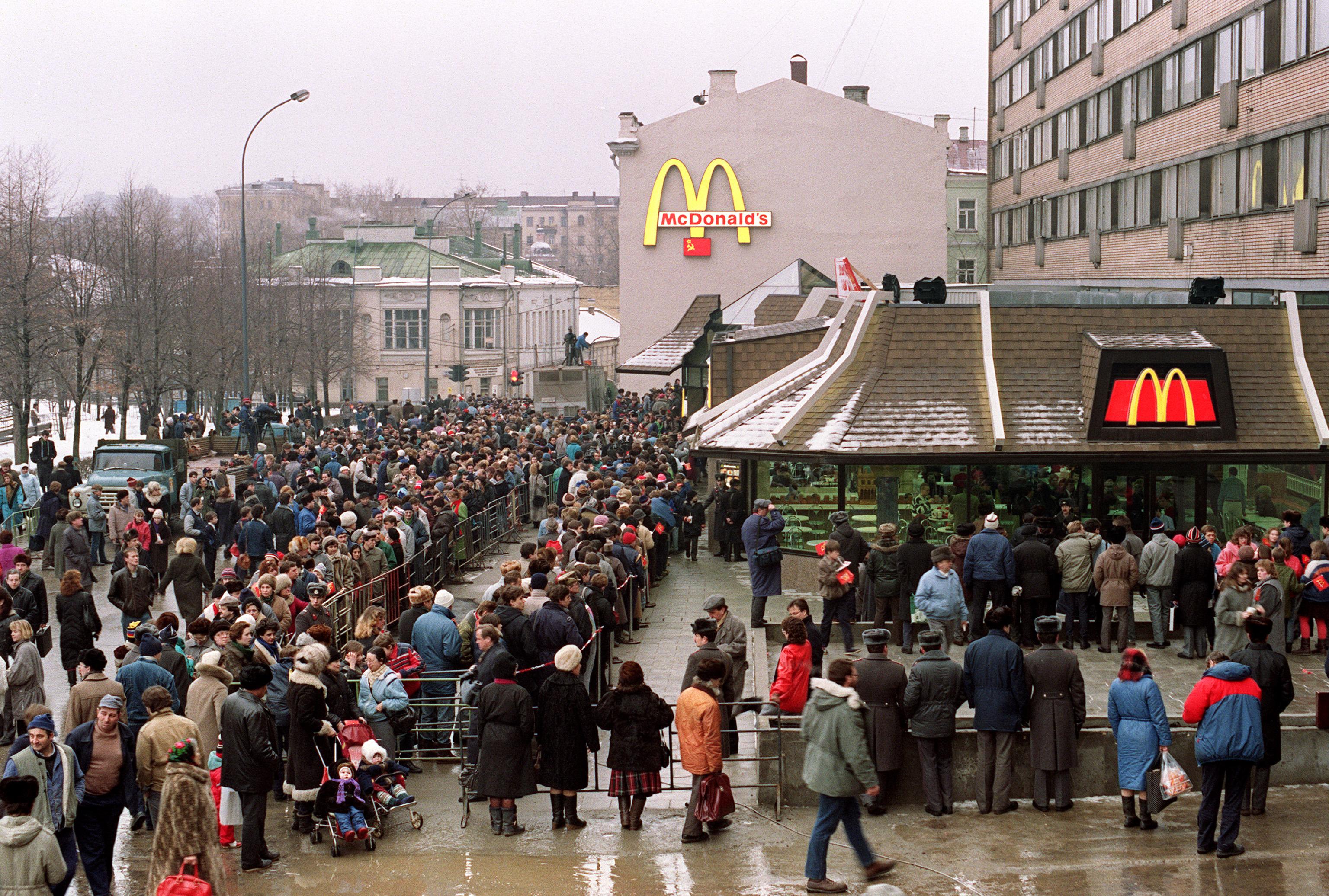 FOTO: 30.000 de ruși stăteau la coadă la primul McDonald’s deschis acum 30 de ani. Cele mai mari simboluri ale Vestului se închid în Rusia