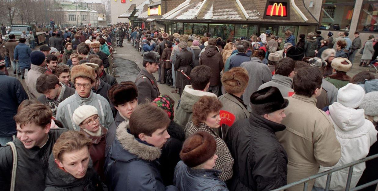 FOTO: 30.000 de ruși stăteau la coadă la primul McDonald’s deschis acum 30 de ani. Cele mai mari simboluri ale Vestului se închid în Rusia