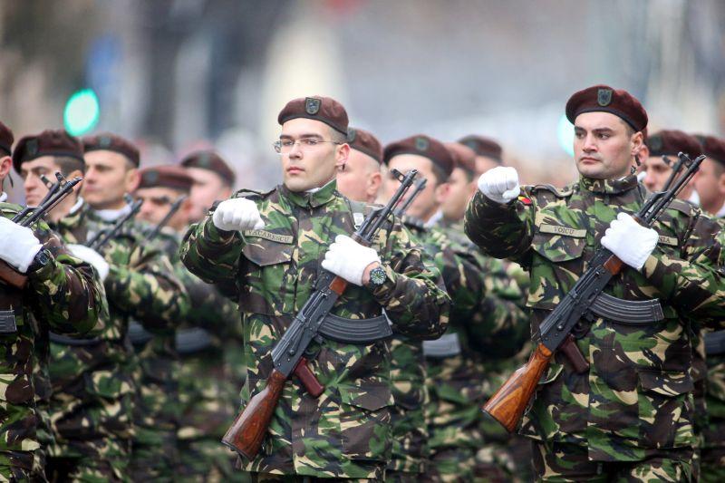 Soldaţi români care participă la parada militară