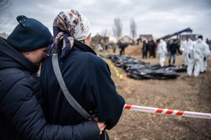 Groapă comună cu zeci de ucraineni morți, găsită în Buzova, în apropiere de Kiev. Cadavrele erau într-un șanț săpat lângă o benzinărie