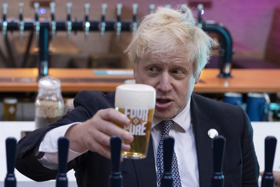 Boris Johnson, amendat pentru petrecerile din pandemie. Jumătate dintre englezi cred că ar trebui să-și dea demisia Boris Johnson, amendat pentru petrecerile din pandemie. Jumătate dintre englezi cred că ar trebui să-și dea demisia