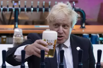 Boris Johnson, amendat pentru petrecerile din pandemie. Jumătate dintre englezi cred că ar trebui să-și dea demisia Boris Johnson, amendat pentru petrecerile din pandemie. Jumătate dintre englezi cred că ar trebui să-și dea demisia
