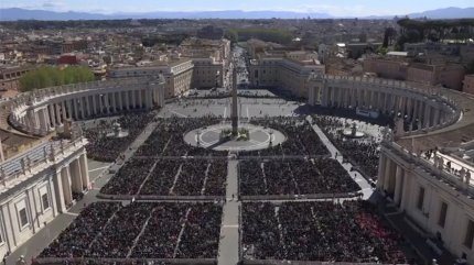 Catolicii sărbătoresc astăzi Joia Mare. Tradiții și obiceiuri la Vatican: altarul este umplut cu flori